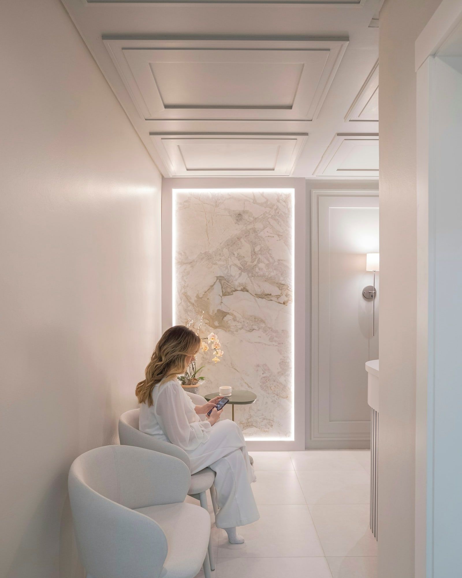 Sala de espera luminosa con sillones blancos