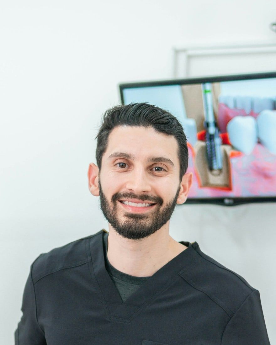 Dr. Andrés Salcedo, Implantología y cirugía bucal